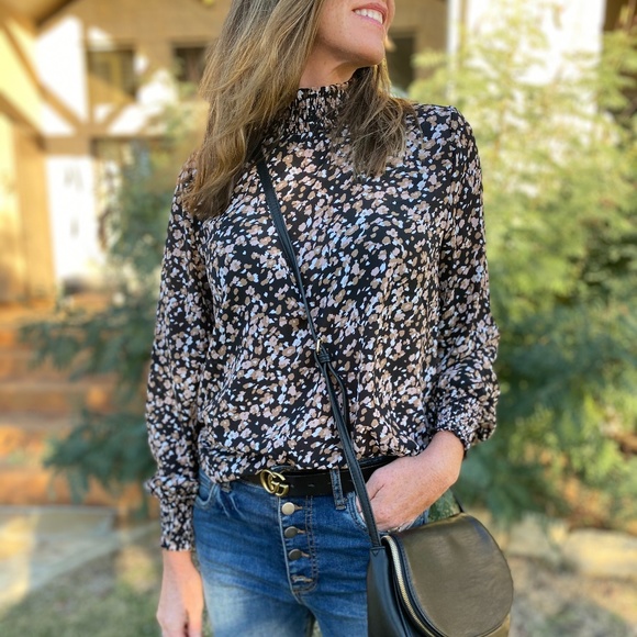 Tops - Last 1! NWT Floral Smocked Neck blouse top